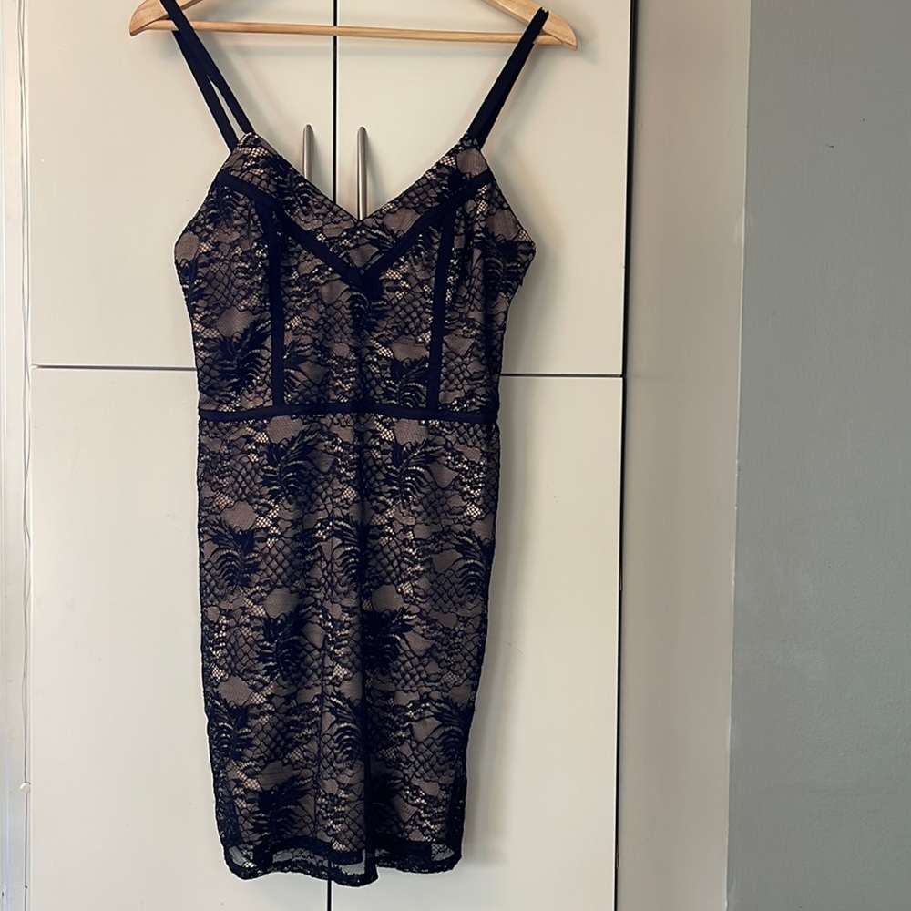 Ali & Jay Los Angeles, M, fully lined stretch lace, adjustable straps, EUC